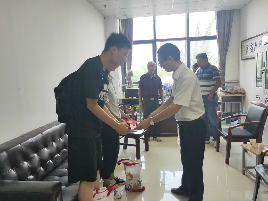 2019年9月11日上午广德市农商行关工委到宣城市机电学校送温暖 (2).jpg