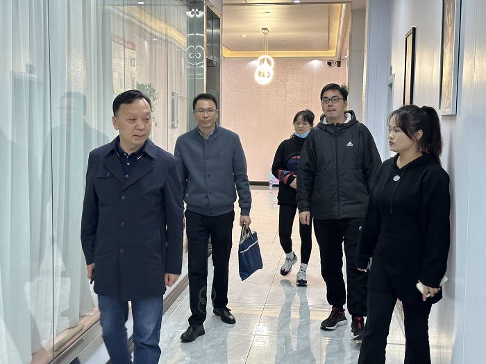 考察学校环境.jpg