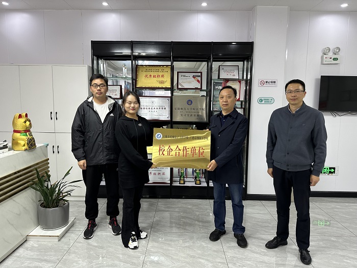 陈传胜向李文授牌.jpg